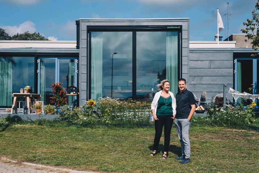 Het duurzame ondernemers-echtpaar woont met hun zoons Thijn en Silvijn nu bijna een half jaar in het eerste plastic woonhuis van Nederland. 