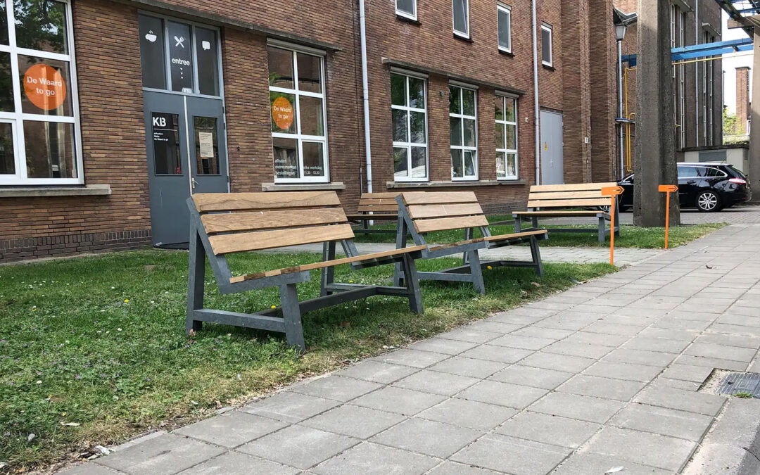 plastic inzameling voor parkbankjes